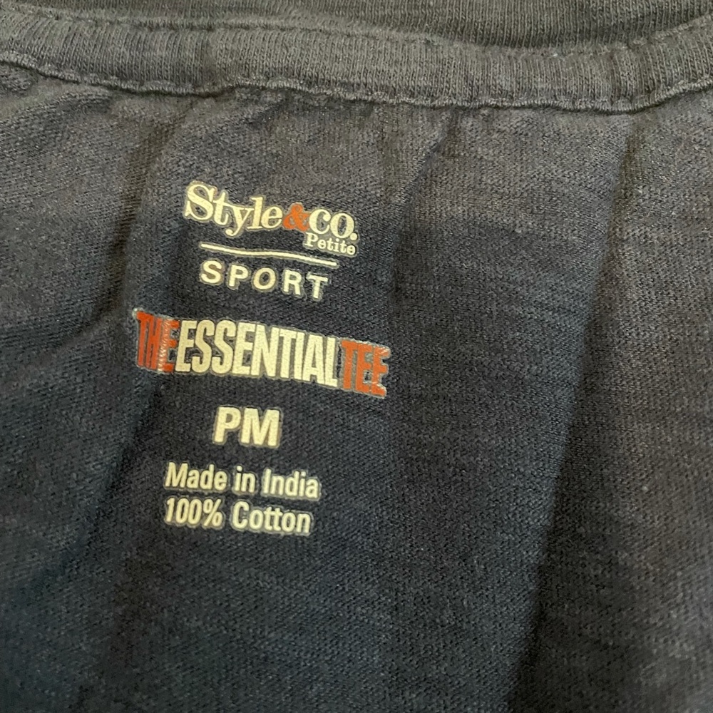 Women’s basic tee🔥 - Picture 2 of 2